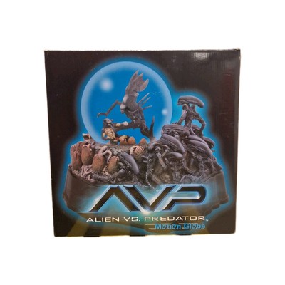 Alien VS Predator AVP Motion Globe Diamond Select Limited Edition 435 Of 1500