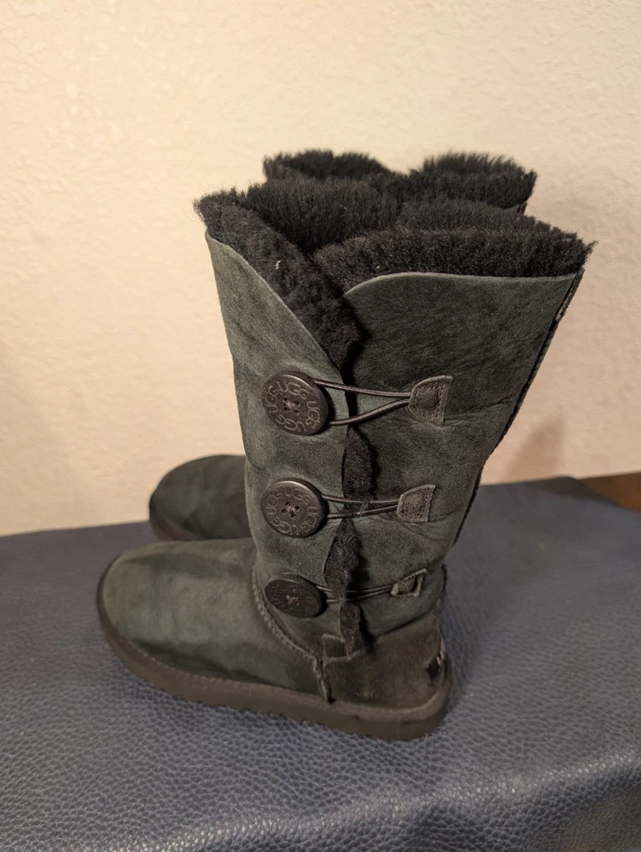 Mujer Talla 5 UGG BAILEY BOTÓN TRIPLET Gamuza y Piel de Oveja Botas 1873 Negro Foto 3 de 4
