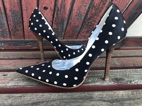Satén Negro Usado en excelente condición 6 Lunares Puntera Puntiaguda  Carrie Zapatos De Taco bombas Guess blanco | eBay