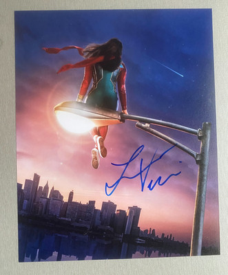 IMAN VELLANI ''Ms. Marvel'' In-person signed Foto 20x25 Autogramm
