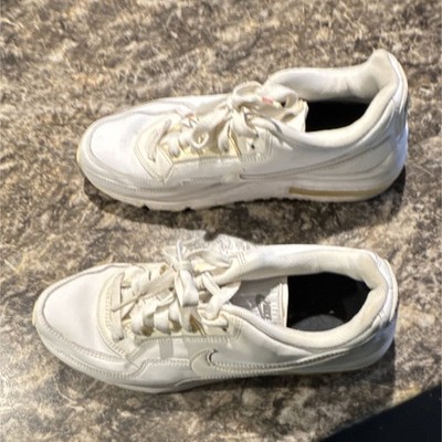 Nike Men s White Low Top Lace-Up Athletic Sneakers Solid Style Code 103376