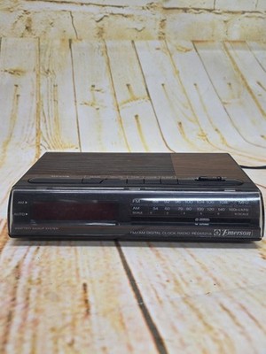 Vintage Emerson AM/FM Digital Clock Radio Battery Backup Alarm Wood Grain