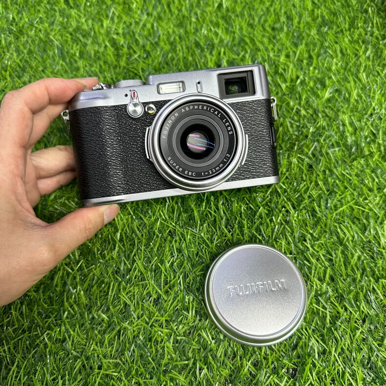 FUJIFILM FinePix FinePix X100 4x Optical Zoom Compact Digital Camera  90%N