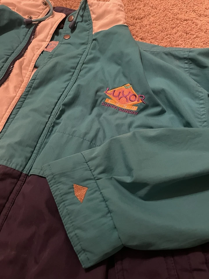 Jaqueta corta-vento vintage anos 90 Las Vegas Luxor Hotel - Imagem 2 de 4