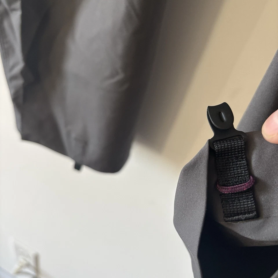 Pantalones grises de senderismo Arc'teryx para mujer talla 12 Softshell rendimiento exterior Gorpcore Foto 2 de 4