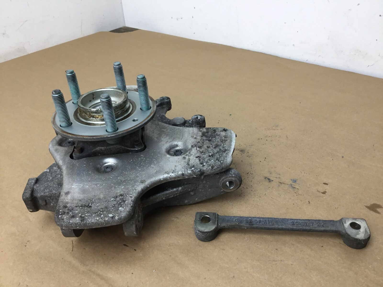 Aston Martin DB9 GT 2016 Rear Left Driver Spindle Knuckle Hub W/Spacer 13-16 ;:Y