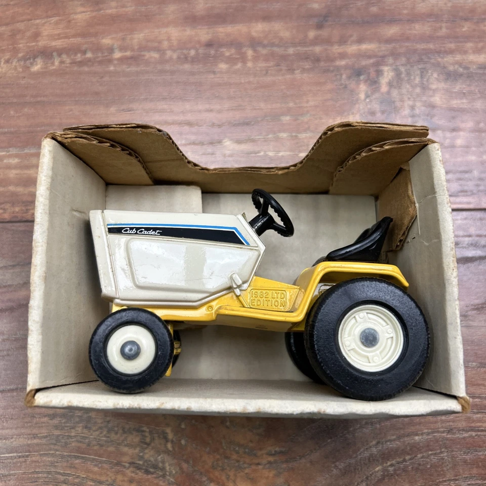 Ertl 1:16 Cub Cadet Model # 499-10CA 1982 Limited Edition Tractor 682 New In Box - Image 2 of 4