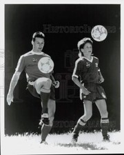 Press Photo Soccer Player Ricky Davis with Student - sis02311