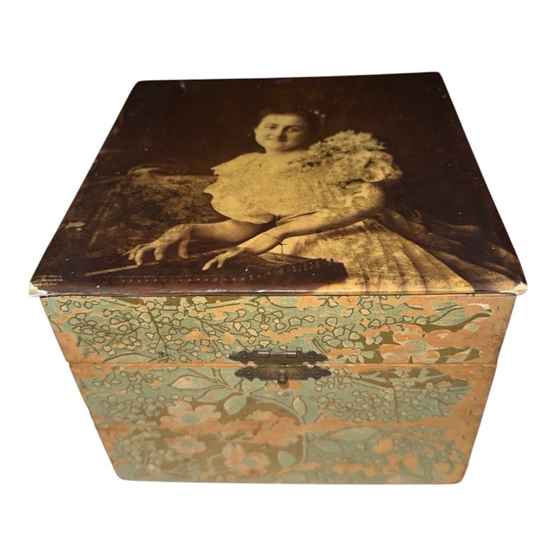 ANTIQUE VICTORIAN GIRL PHOTO PORTRAIT COLLAR DRESSER BOX AS-IS