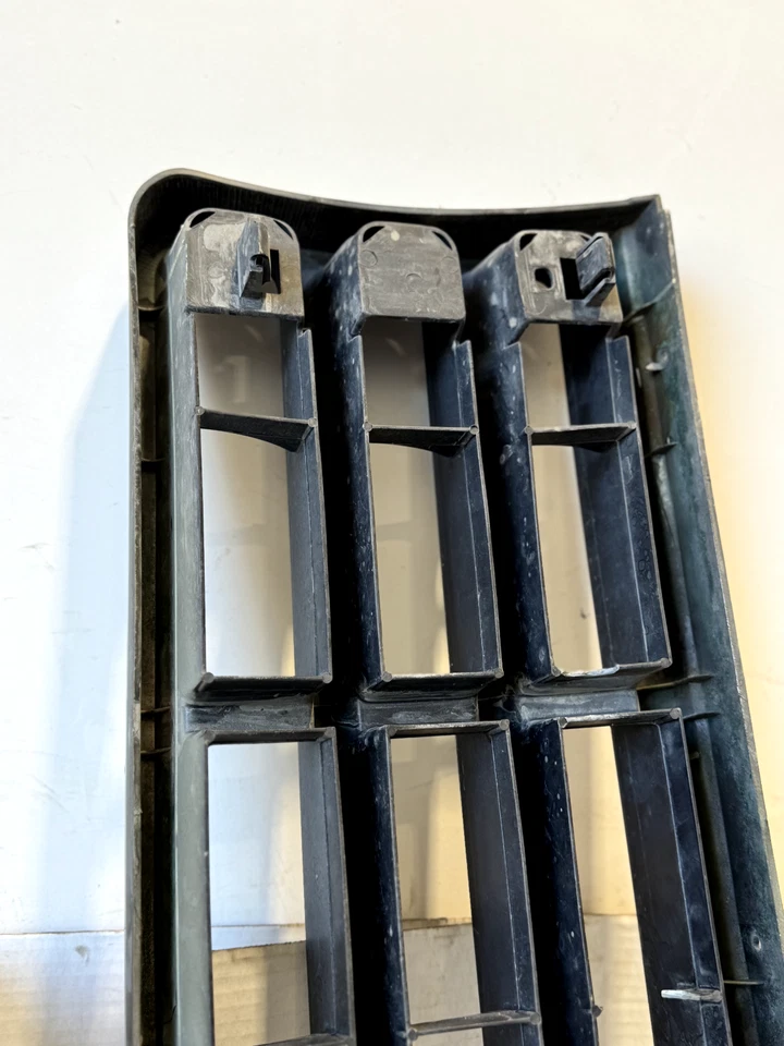 Ford F150 F250 F350 1987-1991 montaje de parrilla delantera - daños menores - cromo OEM Foto 3 de 4