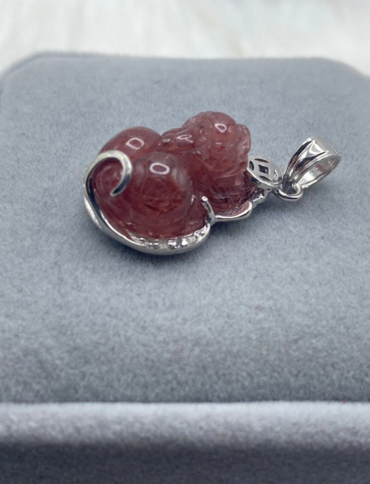 Colgante Pixiu de piedras preciosas de fresa talladas a mano, plata enchapada en platino Foto 3 de 3