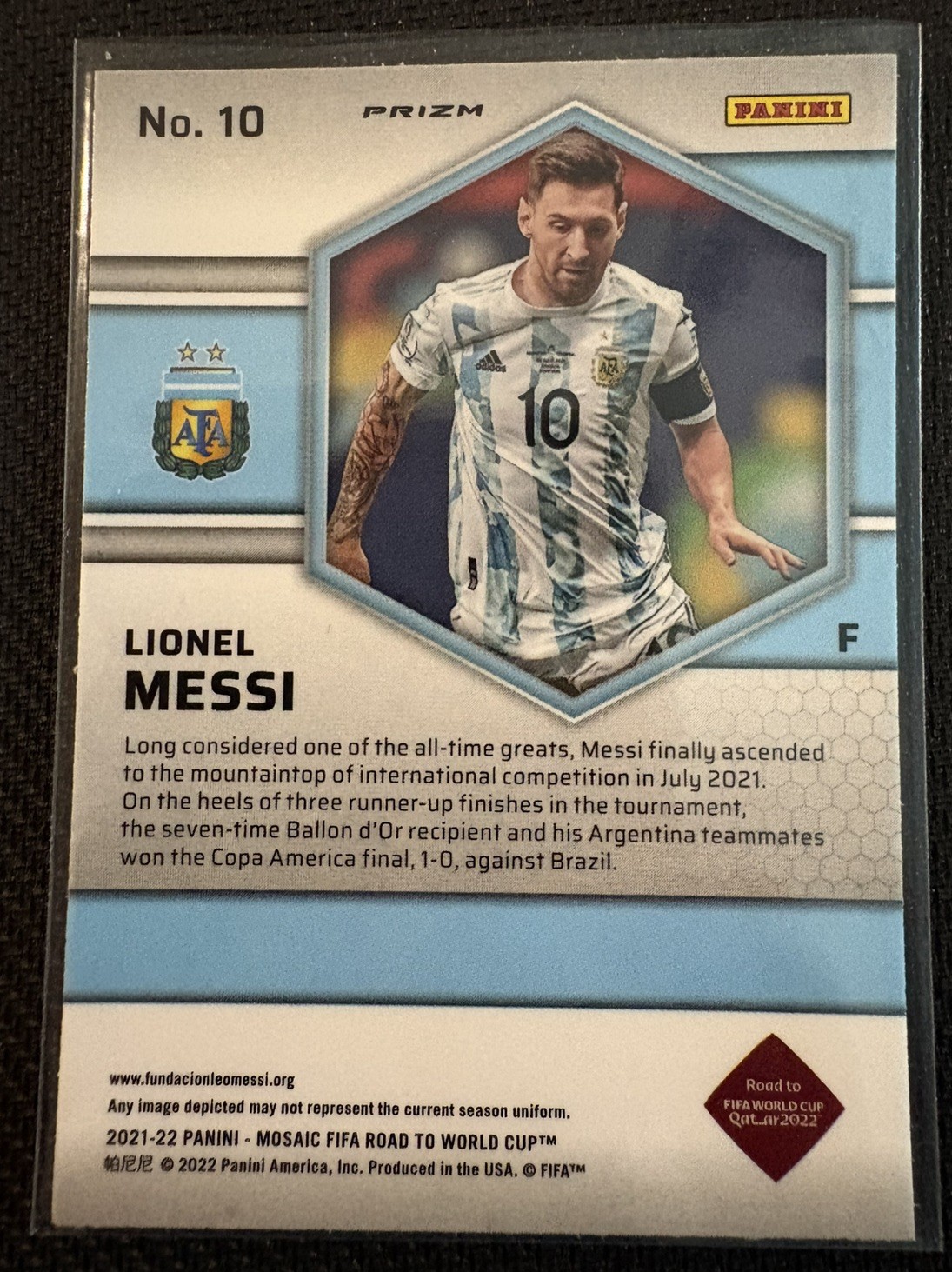 Lionel Messi Gold Reactive Prizm 2021-22 Panini Mosaic Road to FIFA World Cup view 2