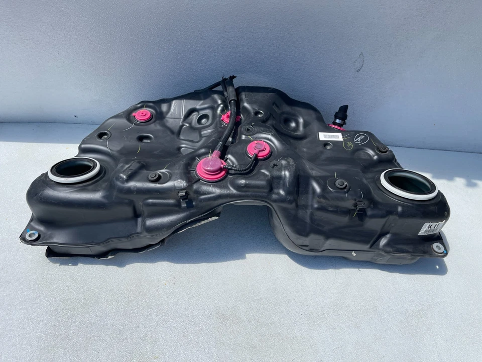 2010 Lexus gs430 fuel Gas tank 7711130200 USED OEM - Image 2 of 4