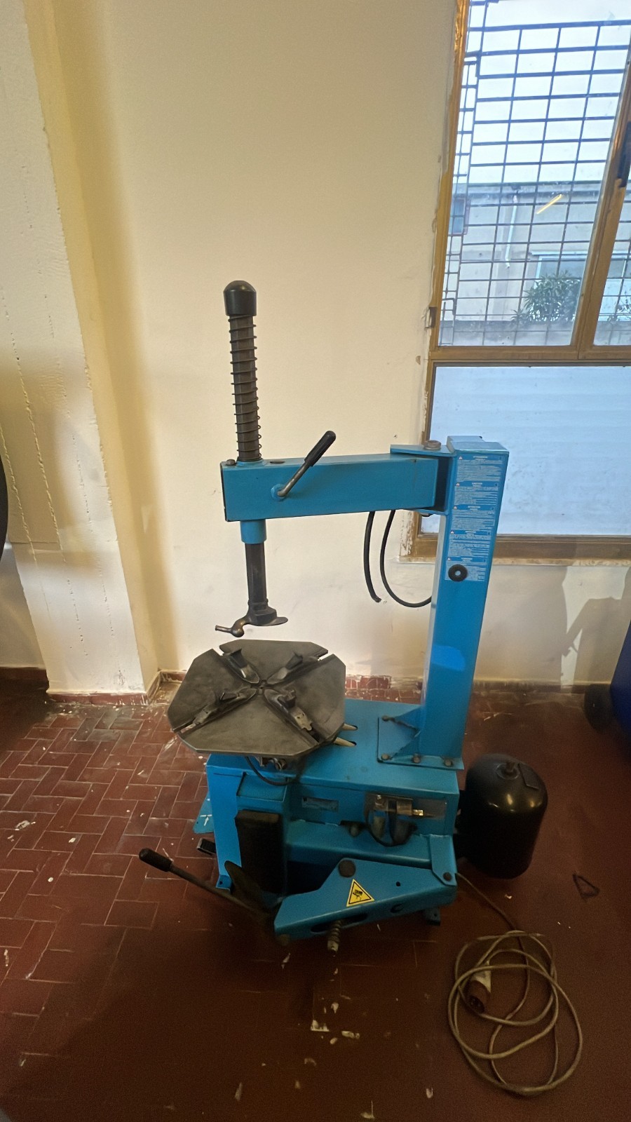 Smonta gomme per auto della Ravaglioli G820 SERIES