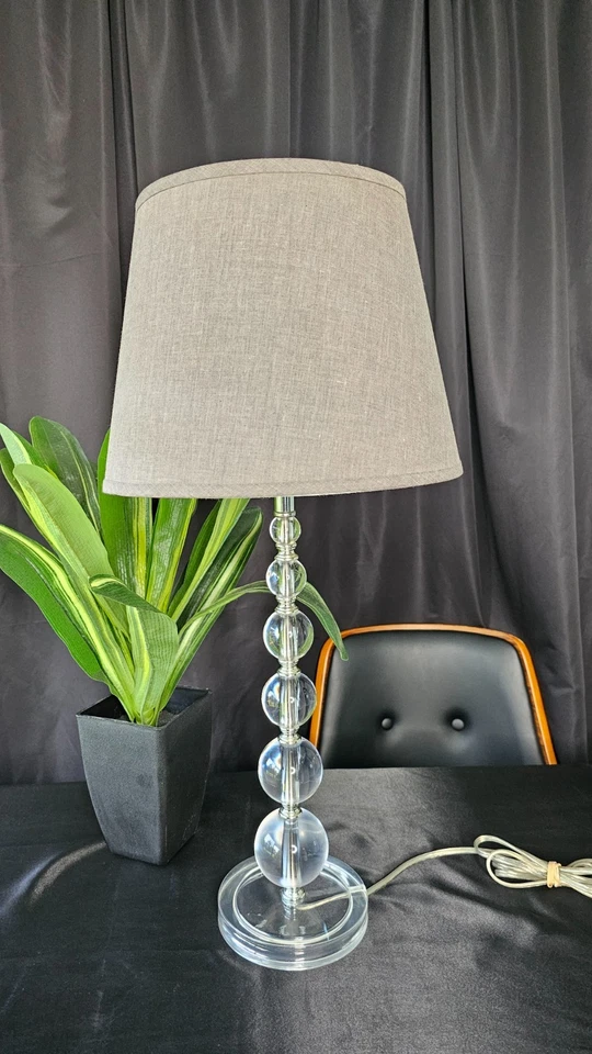 "Lámpara de mesa contemporánea de bola de cristal acrílico apilado transparente de 29"" con pantalla gris" Foto 3 de 4