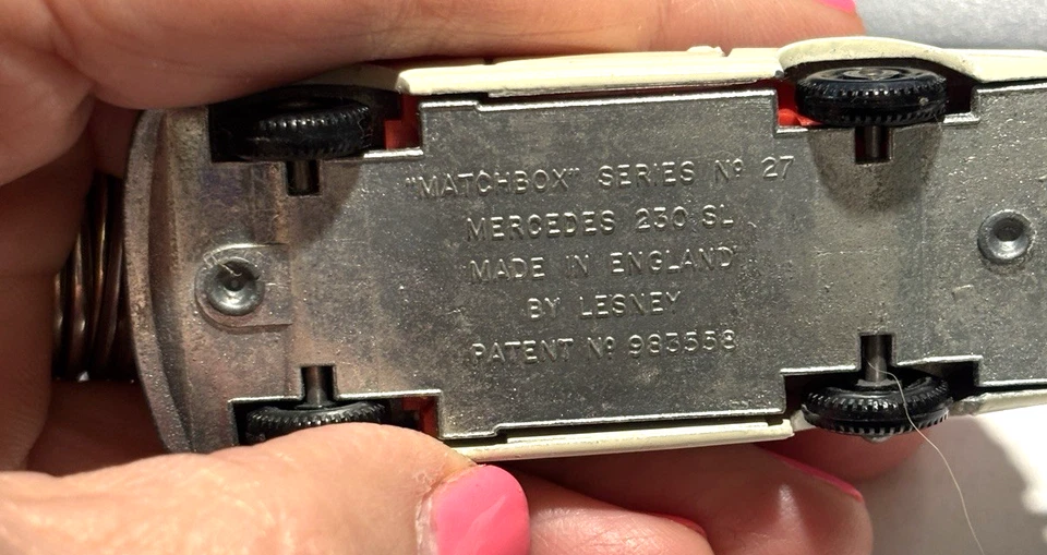 Matchbox Lesney No. 27 convertibles Mercedes 230 SL, marfil cremoso con interior rojo Foto 3 de 4