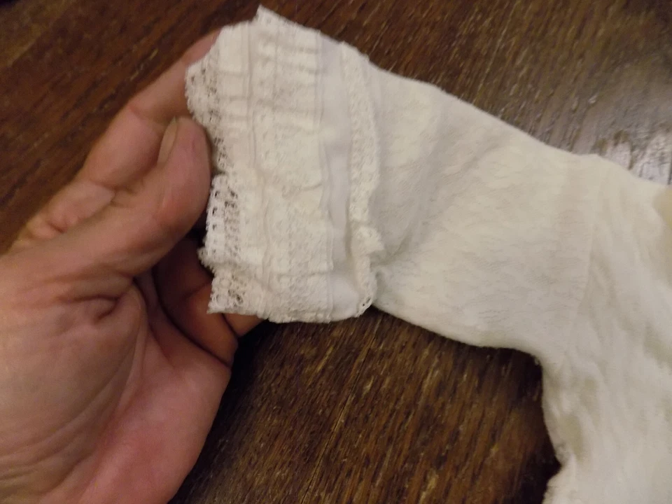 De colección Totknits Trimfit Blanco Encaje Patas Bebé MAMELUCO Cinta Ribete y Lazos 6-9 meses Usado en Excelente Condición Foto 4 de 4