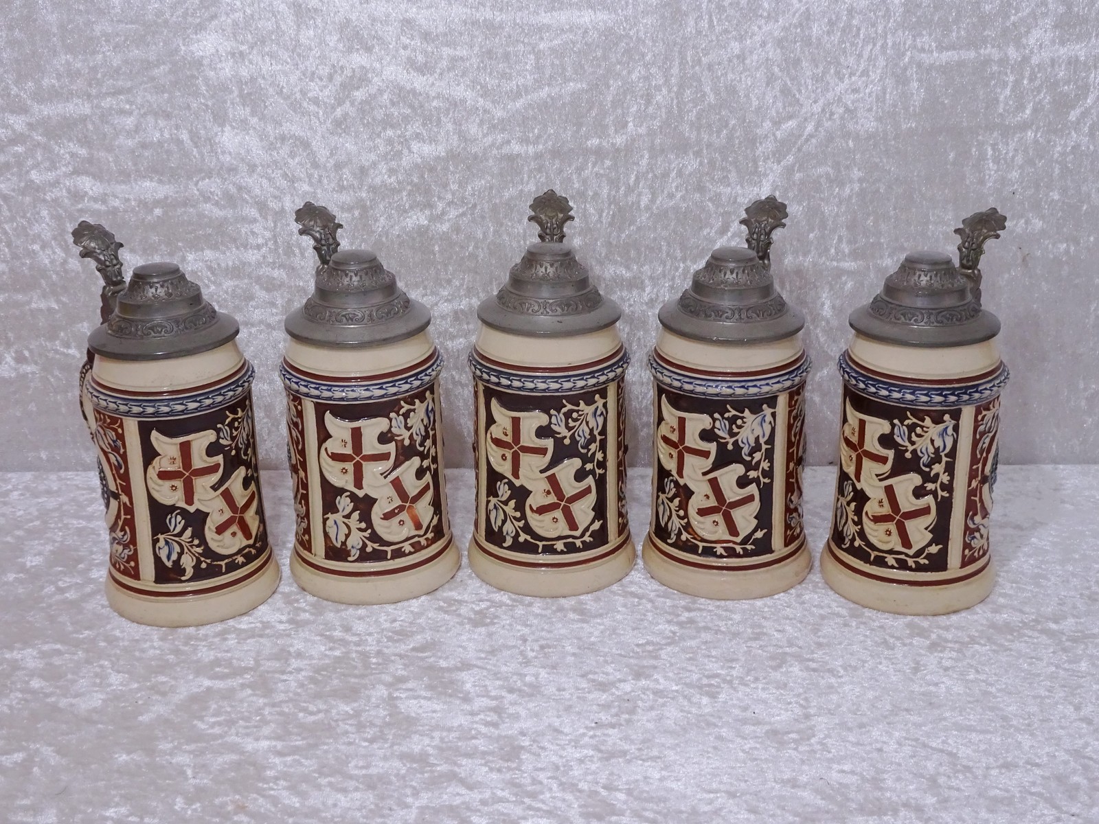 4X Antiguo Cerámica Jarra de Cerveza Tapa de Hojalata Escudo-Vintage-Konvolut