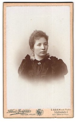 Fotografie Albert Wickfelder, Essen, Schützenbahn 4, Hübsche Frau mit Brosche 