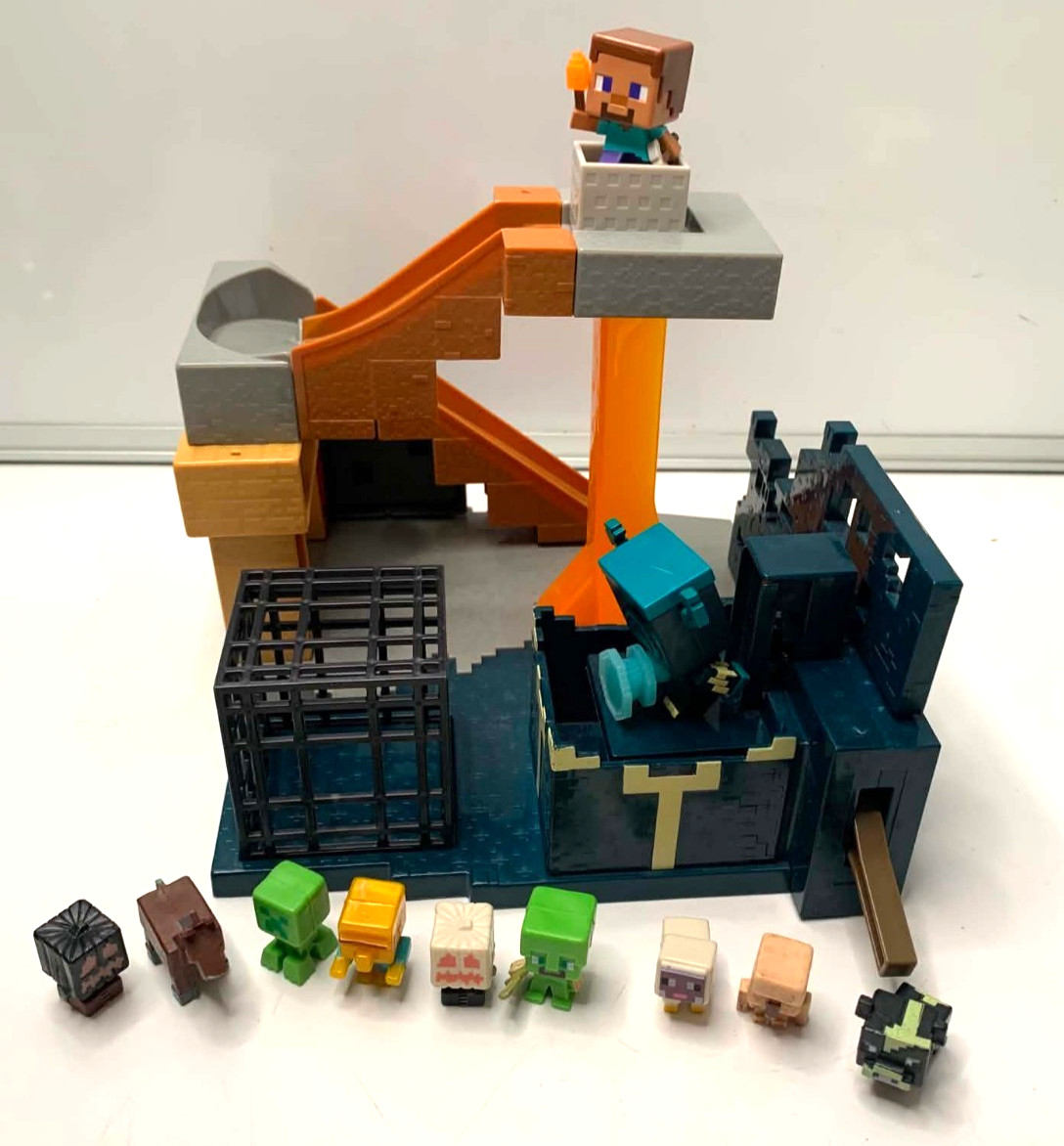 Mattel Minecraft Mini Modo Rise Of The Warden Juego y Micro Figuras Bollo (D5)