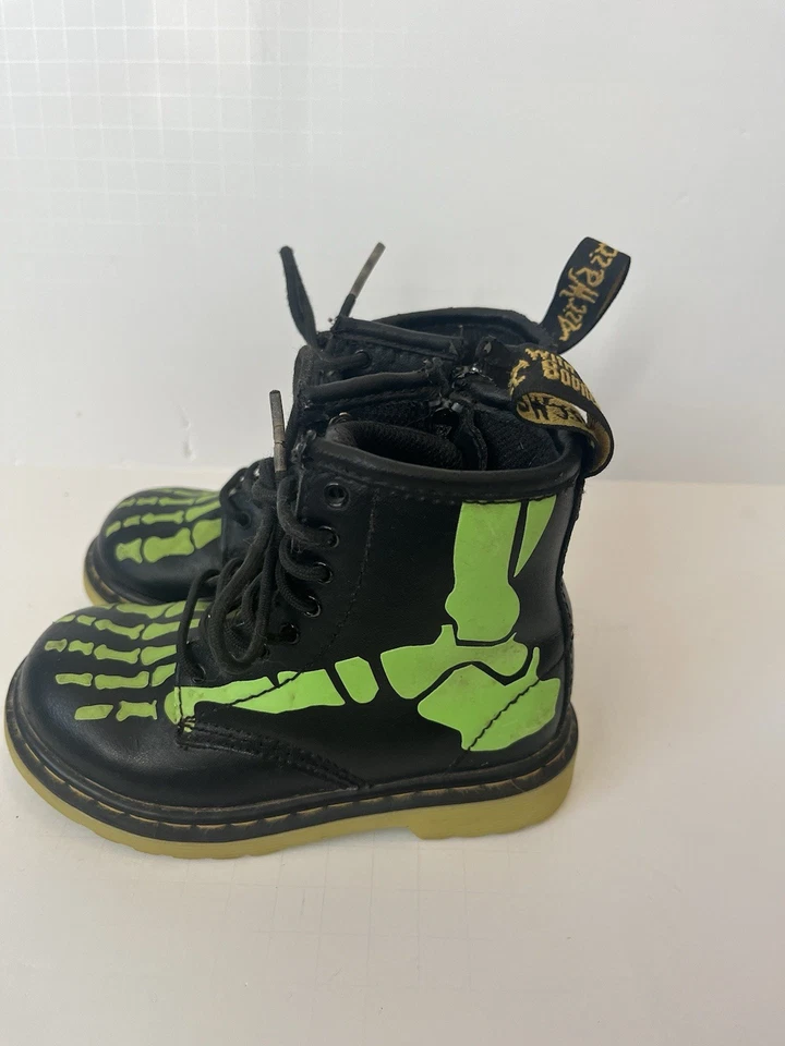 Botas de couro infantil Dr. Martens brilho no escuro esqueletos sapatos Skelly tamanho 8 - Imagem 3 de 4