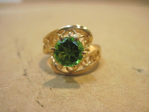 D OLD WOMENS GOLD COLOR LIGHT GREEN STONE RING JEWELRY SIZE 8 - Picture 2 of 2