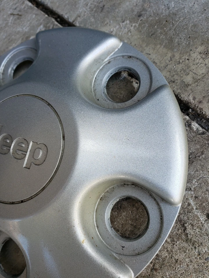 Tapacubos central Jeep Wrangler 2007-2017 pintado en plata OEM # 1AH90TRMAC Foto 3 de 4