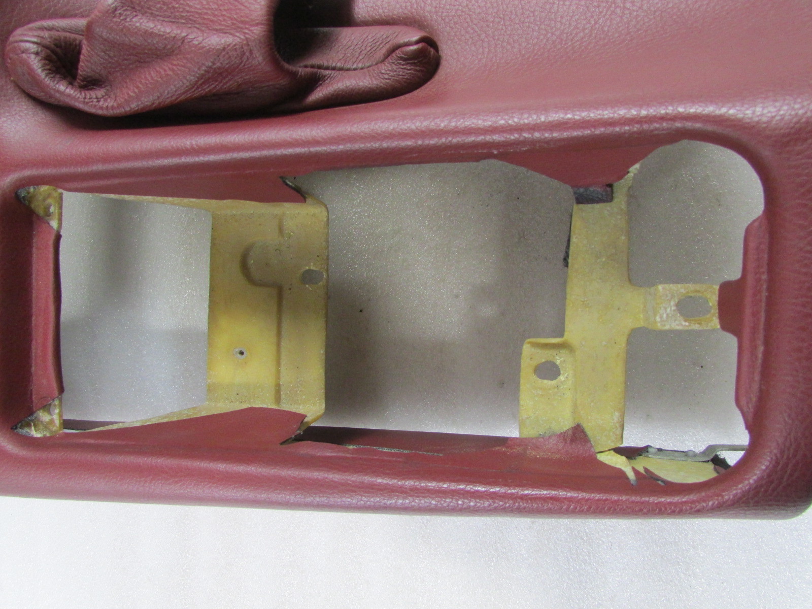 Maserati M128 Coupe, Center Console With Lid, Bordeaux , P/N 66137025