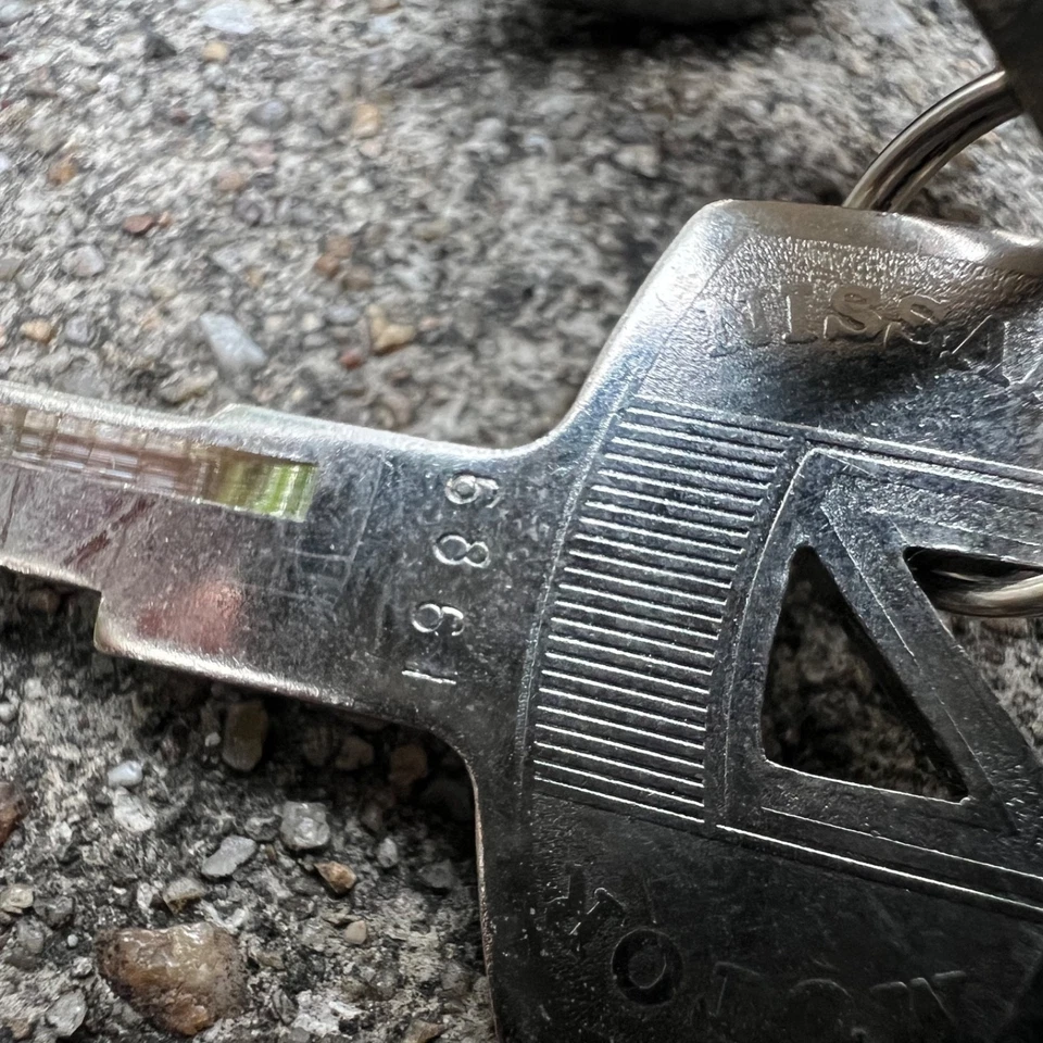 DATSUN BLUEBIRD 510 Trunk Lid Lock Cylinder Assy Genuine Parts NOS JAPAN - Imagem 3 de 4