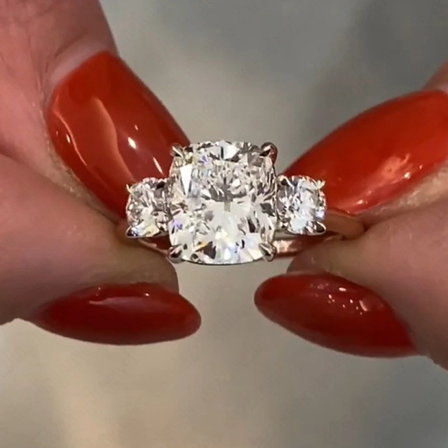 Anillo de tres piedras de diamantes cultivados en laboratorio con cojín IGI 3,50 quilates E VS1 en oro de dos tonos de 14 k Foto 2 de 4