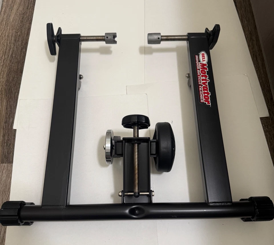 Bell Motivator 折叠室内磁性阻力自行车训练器 - 二手 — 第 2/4 张图片