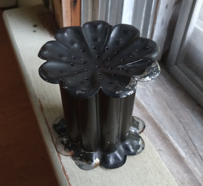 EARLY 1800s PAINTED TIN POUNCE POT INK SANDER WITH FLOWER PETAL TOP & BASE