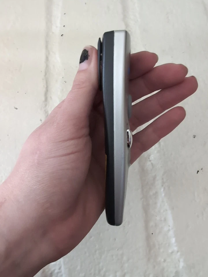 Keyspan TSAM-001 Universal Wireless Remote Control Mouse Laser Pointer Silver - Image 4 of 4