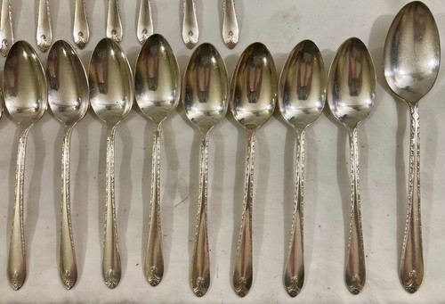 Set 43 pezzi posate vintage WM Rogers & Sons squisite placcate argento - Foto 4 di 7