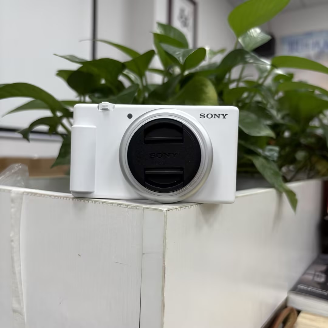 Sony ZV-1F Vlog Camera for Content Creators and Vloggers Excellent