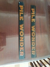  PILES. WONDER 2 PlaqueS Toles  Bandeaux Publicitaires Metal En Relief 1950  