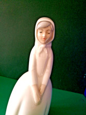 LADY HAND MADE FIGURINE ORNAMENT PORCELAIN by M. REQUENA VALENCIA 1985's SPAIN