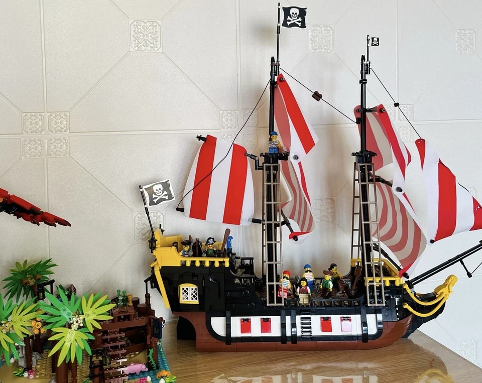 LEGO Ideas: Pirates of Barracuda Bay Used 99.99% Complete W/instruction - Image 3 of 4