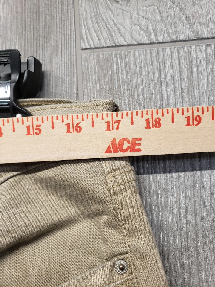 Jeans Levis Feminino 14 Capri Algemado Elástico 34x18 Cintura Alta Casual Cáqui Bege - Imagem 4 de 4