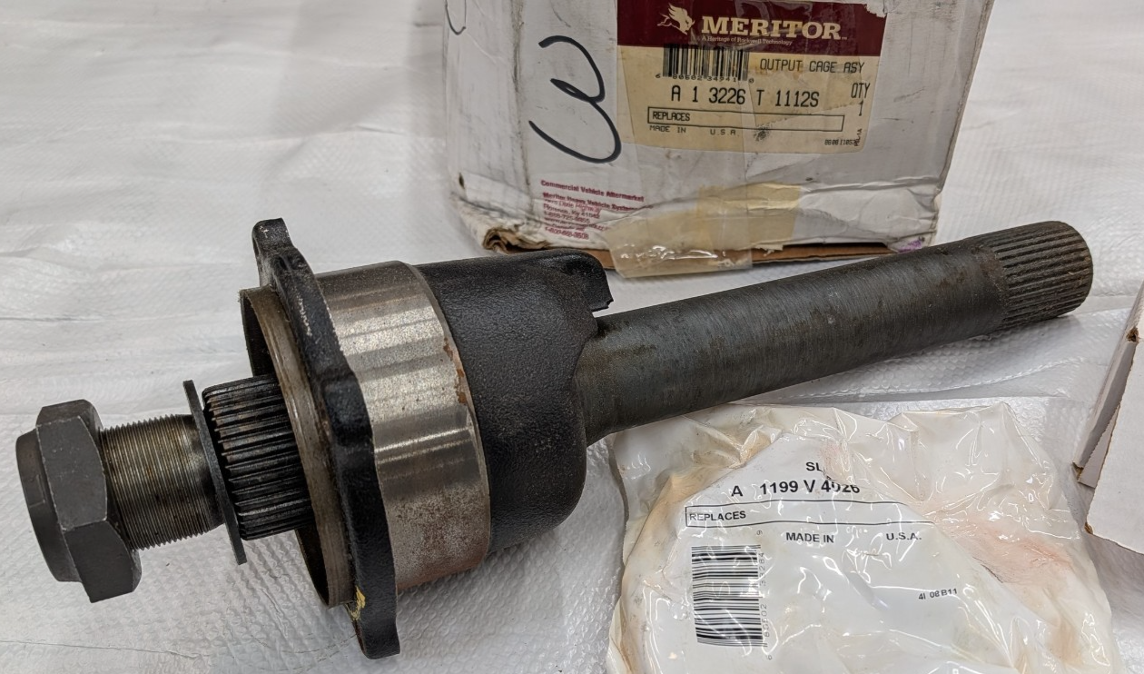 A13226T1112S Meritor Output Shaft Assembly 3297E1019 shaft 3226T1112 Cage W Brgs