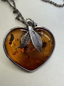 VINTAGE HEARTSHAPED AMBER PENDANT CHAINED NECKLACE 13”