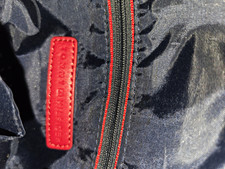 Borsa a tracolla piccola Tommy Hilfiger nera modello logo zip superiore tracolla regolabile