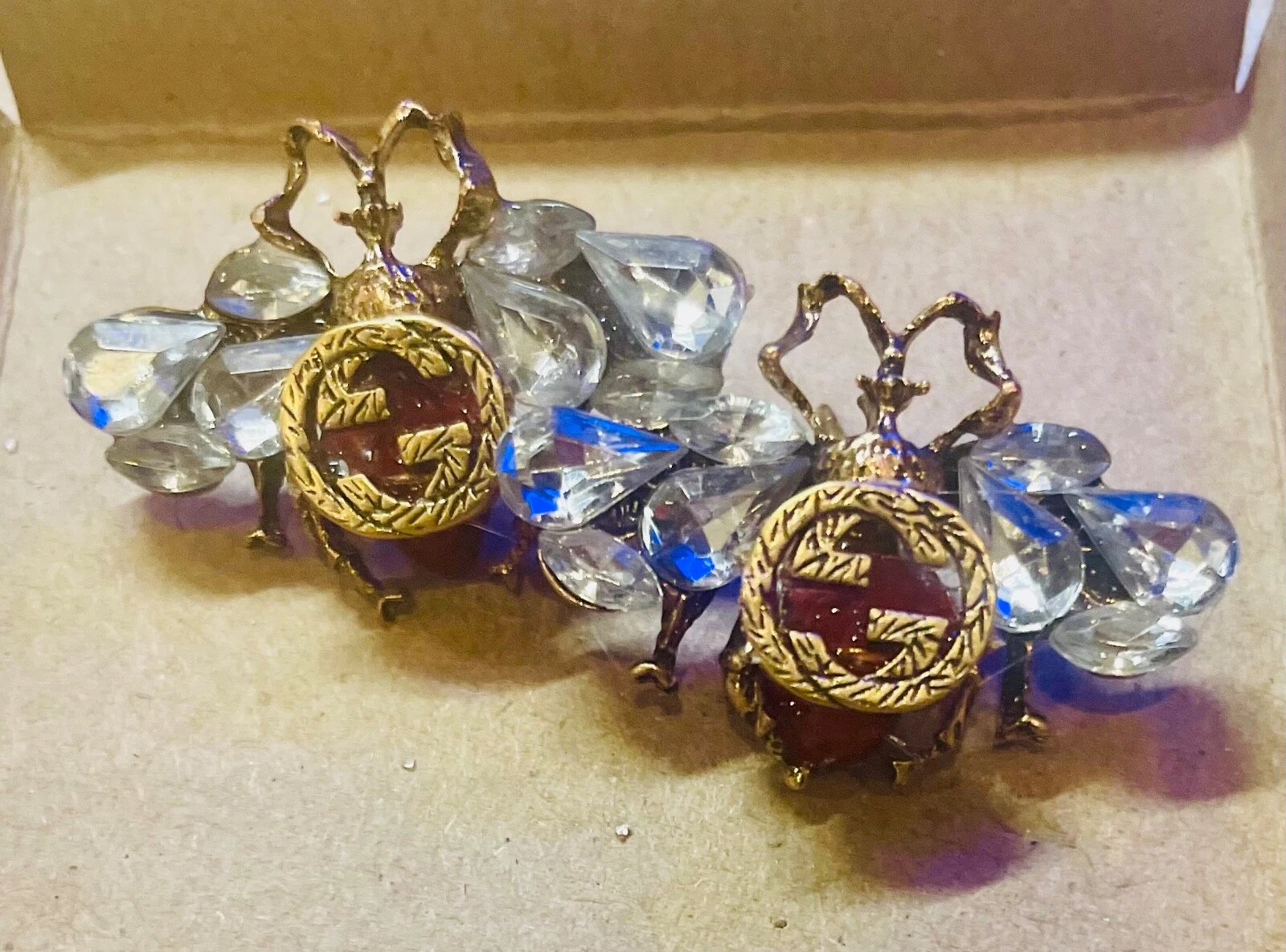 Belles boucles d'oreilles papillon Gucci doré cristal GG réutilisées