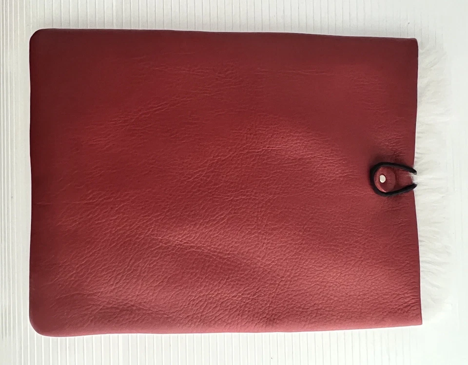 NOVA VITERBO Capa Protetora de Couro Genuíno Vermelho e Pele de Coelho para iPad - Imagem 3 de 4