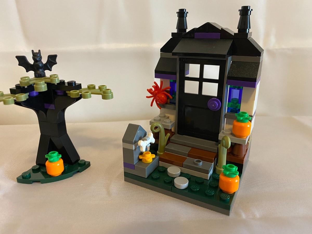 LEGO Set: 40122 Trick or Treat 100% Complete w/minifigures WI/NB