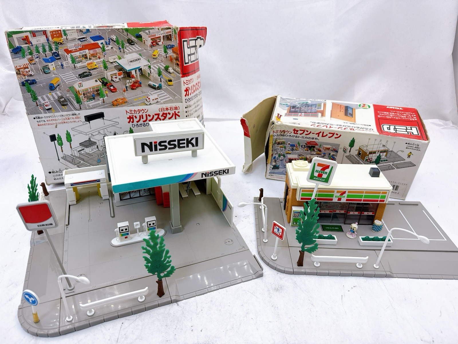 Vintage TOMY Tomica Town NISSEKI Gas Station & 7-11 Store Playset