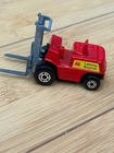 1972 MATCHBOX LESNEY SUPERFAST #15B FORK LIFT BLACK BASE GRAY FORK METAL HOIST