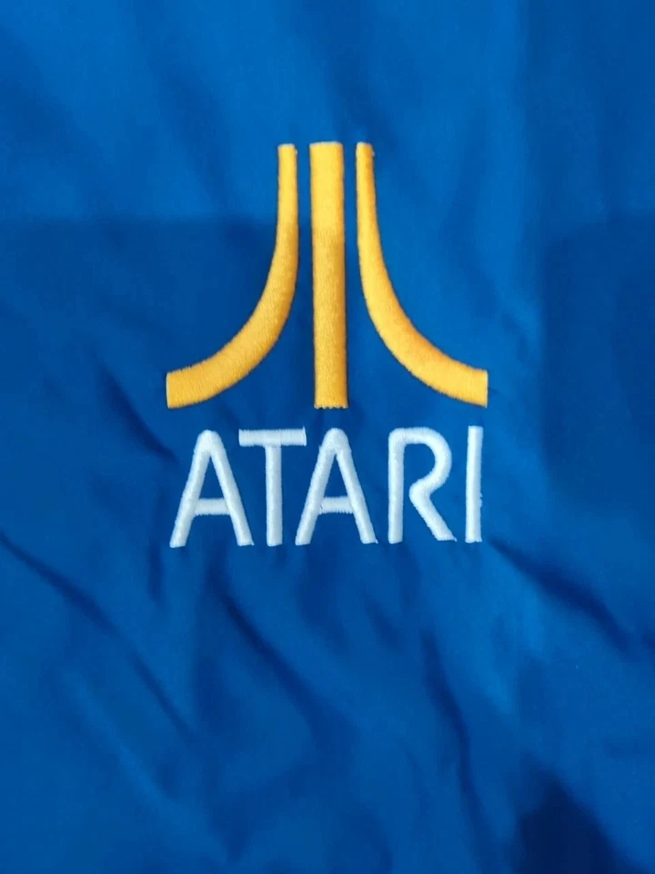 CHAQUETA PROMOCIONAL VINTAGE LOOK ATARI 2600 TALLA ADULTO GRANDE L AZUL REAL COMO NUEVA Foto 2 de 4