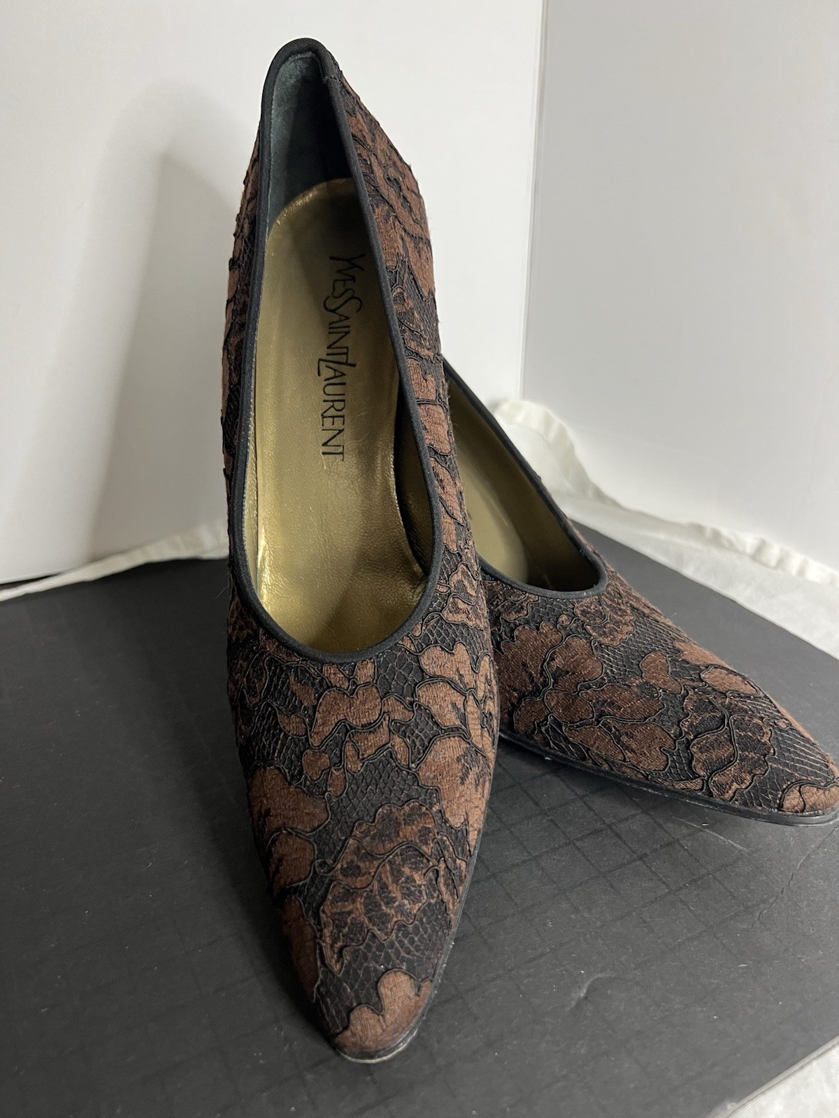 Bellissimi tacchi vintage Yves Saint Laurent anni 80 marroni in pizzo floreale taglia 7