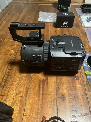 Sony NEX-FS700 NXCAM Super 35 Camcorder Kit w/ 2 Lenses Batteries Charger